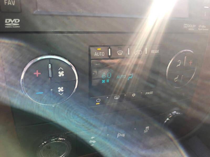 Chevrolet Suburban LT 1500 2WD 2012