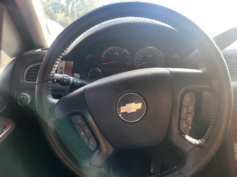Chevrolet Suburban LT 1500 2WD 2012
