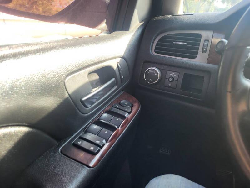 Chevrolet Suburban LT 1500 2WD 2012