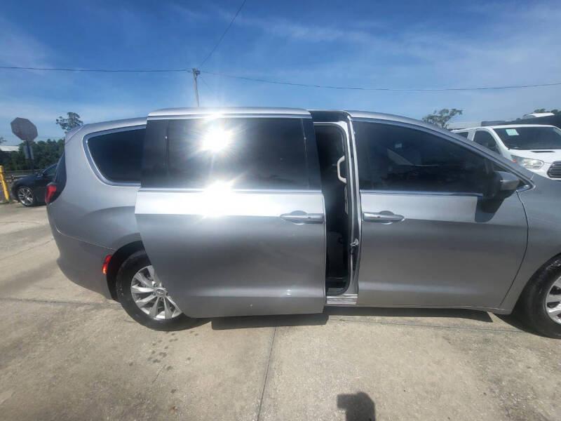 Chrysler Pacifica Touring 2017