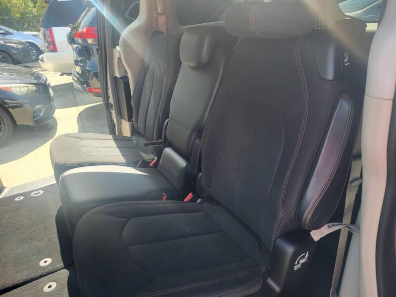Chrysler Pacifica Touring 2017