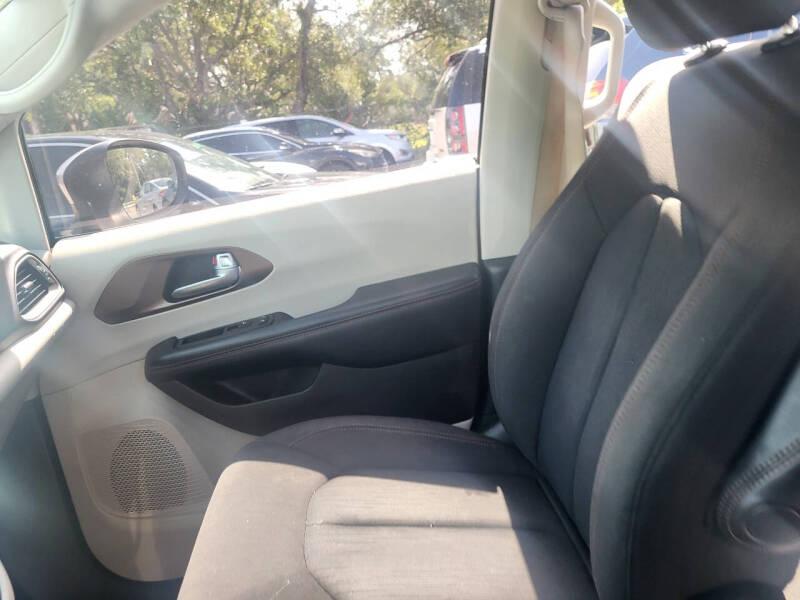 Chrysler Pacifica Touring 2017
