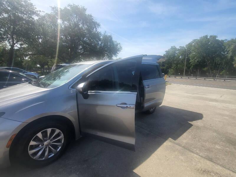 Chrysler Pacifica Touring 2017