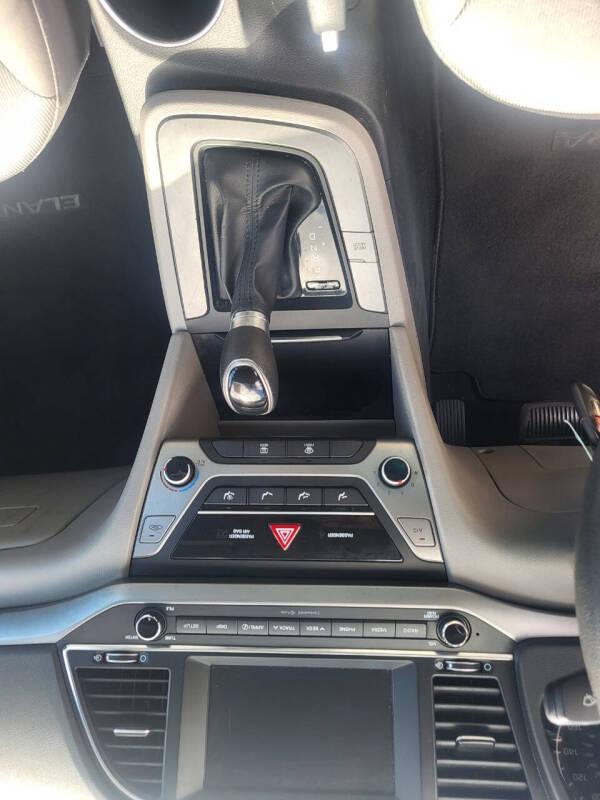 Hyundai Elantra Value Edition 6A 2017