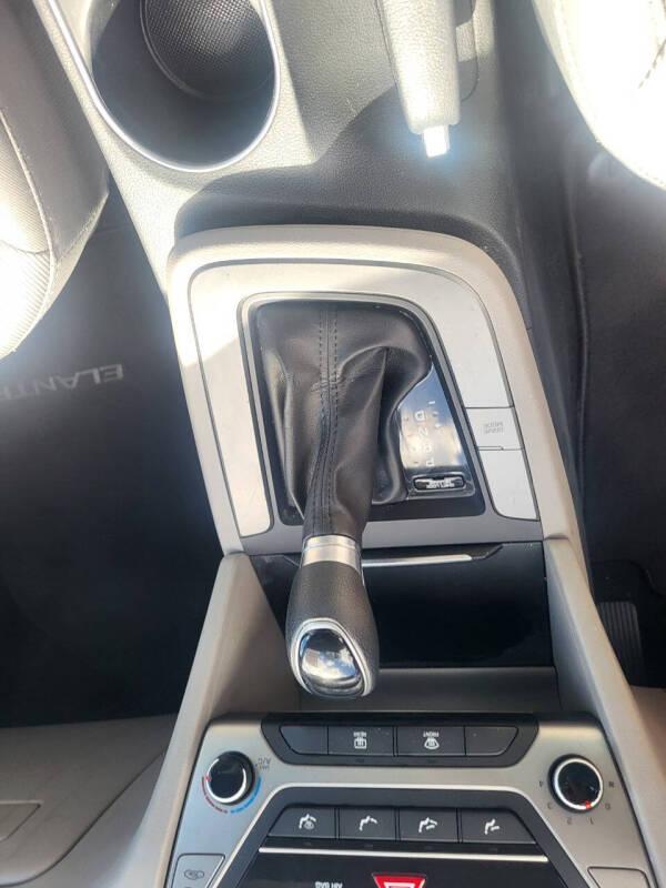 Hyundai Elantra Value Edition 6A 2017