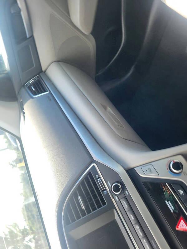 Hyundai Elantra Value Edition 6A 2017