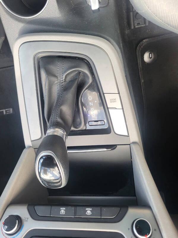 Hyundai Elantra Value Edition 6A 2017
