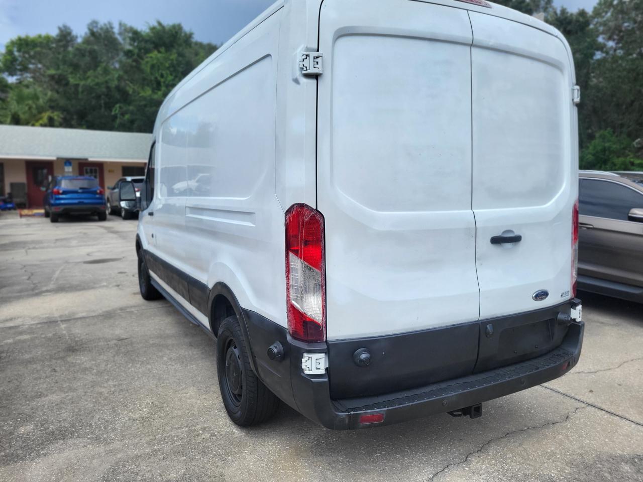 Ford Transit 250 Van Med. Roof w/Sliding Pass. 148-in. WB 2017