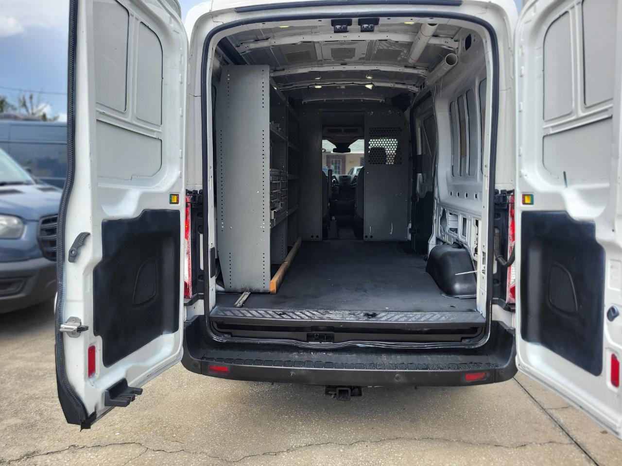 Ford Transit 250 Van Med. Roof w/Sliding Pass. 148-in. WB 2017