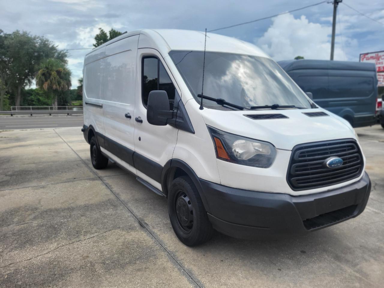 Ford Transit 250 Van Med. Roof w/Sliding Pass. 148-in. WB 2017