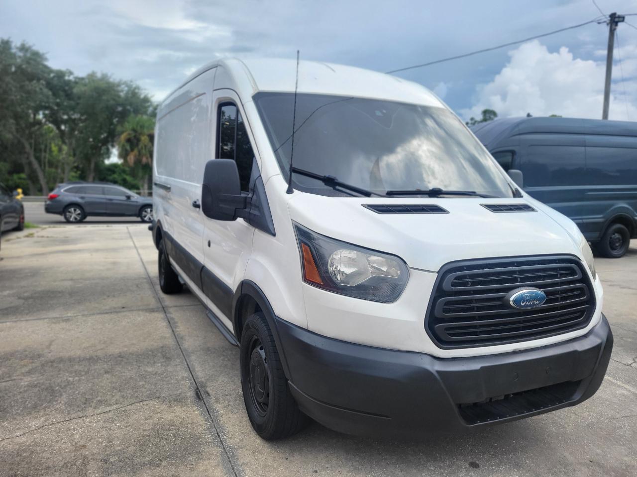 Ford Transit 250 Van Med. Roof w/Sliding Pass. 148-in. WB 2017