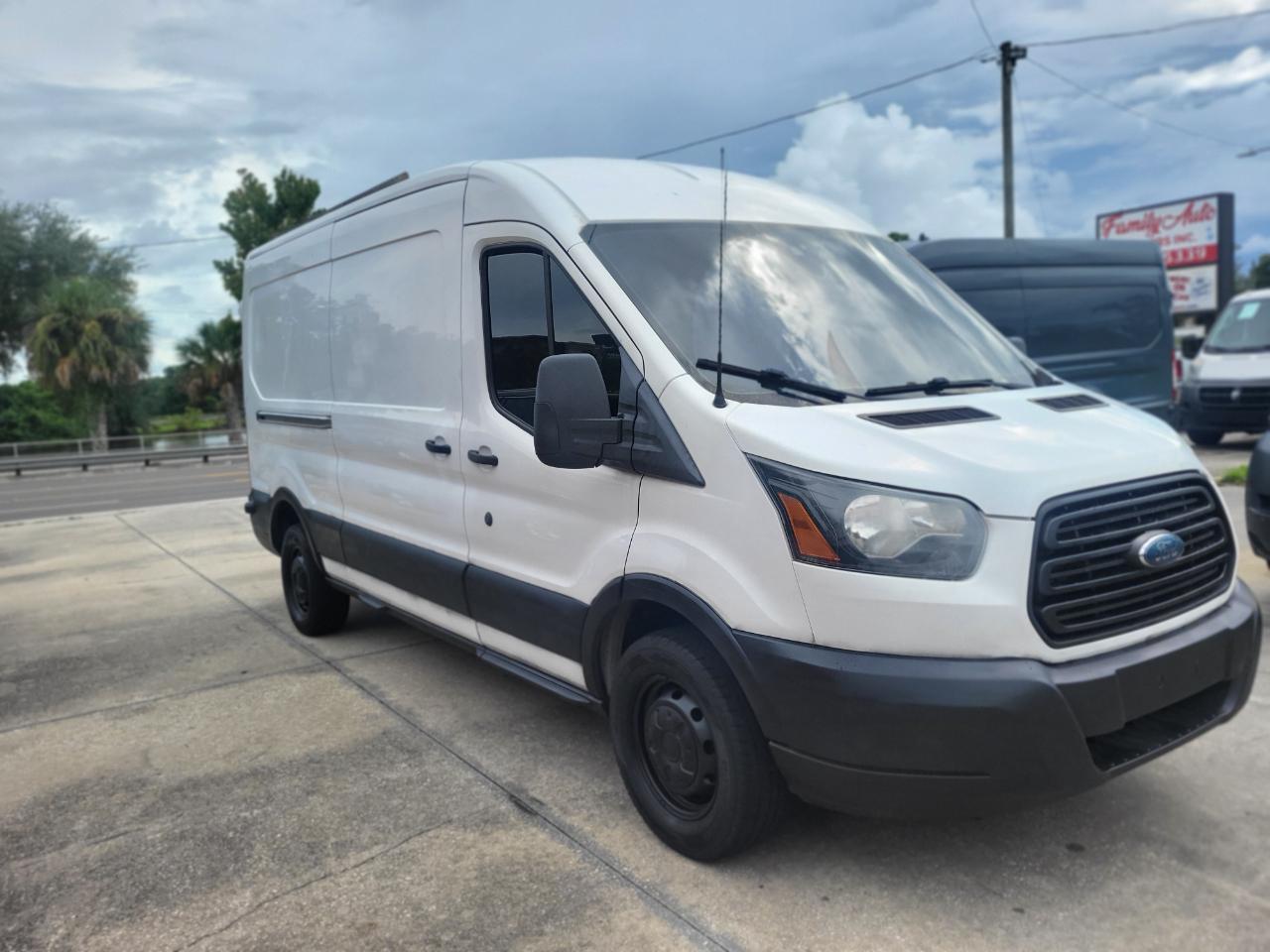 Ford Transit 250 Van Med. Roof w/Sliding Pass. 148-in. WB 2017
