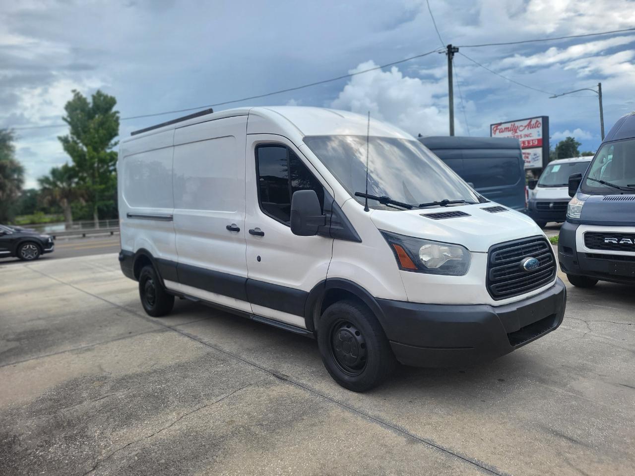Ford Transit 250 Van Med. Roof w/Sliding Pass. 148-in. WB 2017