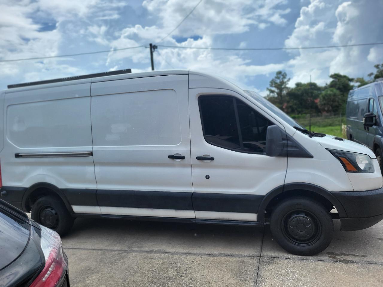 Ford Transit 250 Van Med. Roof w/Sliding Pass. 148-in. WB 2017