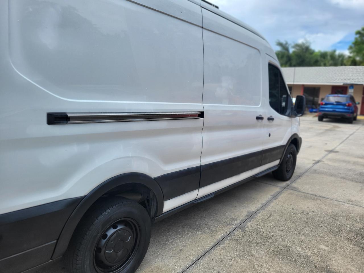 Ford Transit 250 Van Med. Roof w/Sliding Pass. 148-in. WB 2017