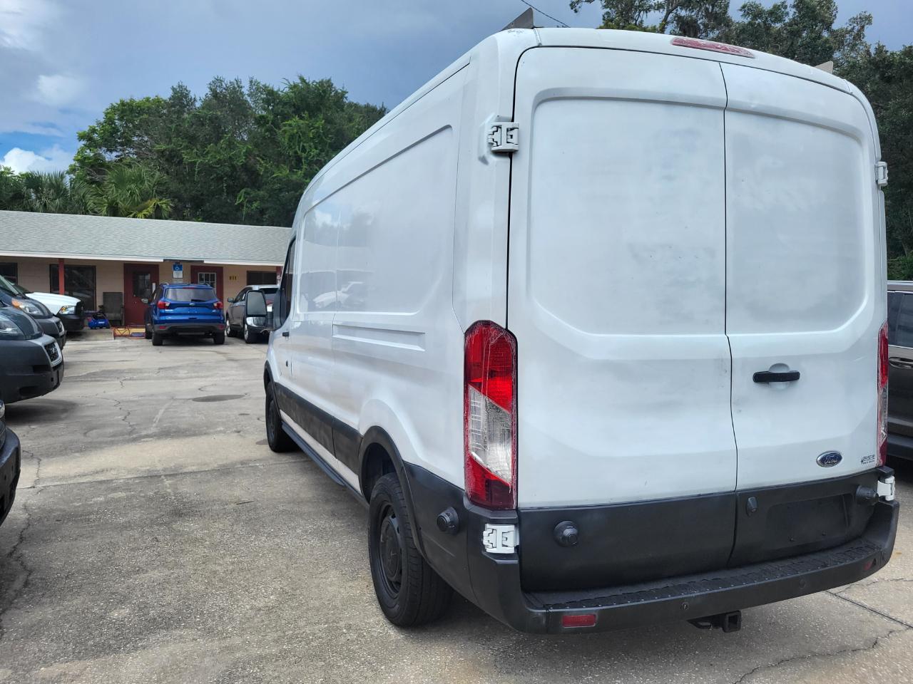Ford Transit 250 Van Med. Roof w/Sliding Pass. 148-in. WB 2017