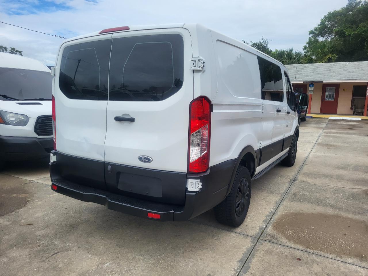 Ford Transit 250 Van Low Roof 60/40 Pass.130-in. WB 2016