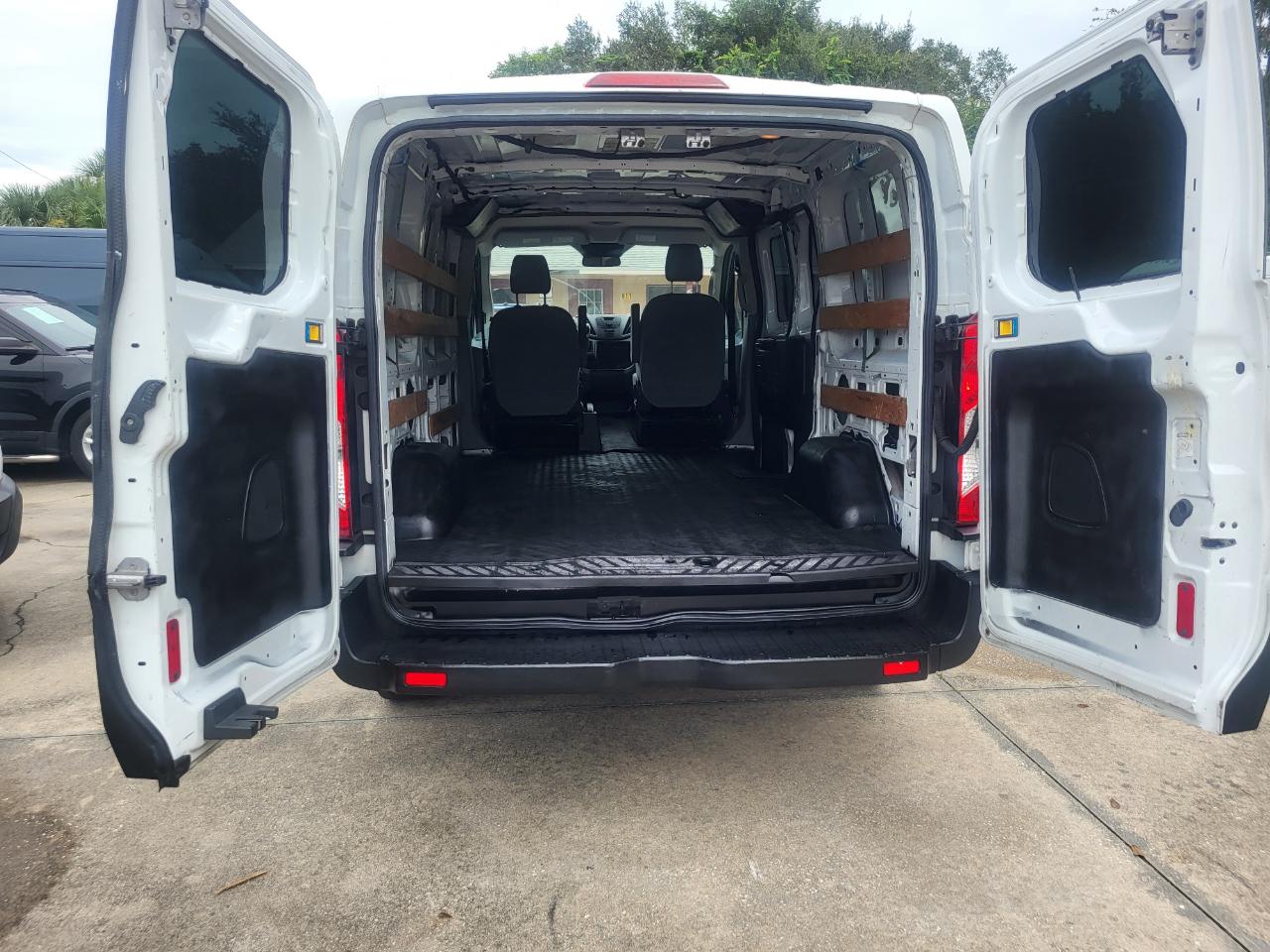 Ford Transit 250 Van Low Roof 60/40 Pass.130-in. WB 2016