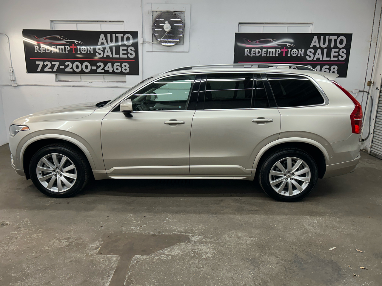 2016 Volvo XC90 T6 Momentum AWD photo 4