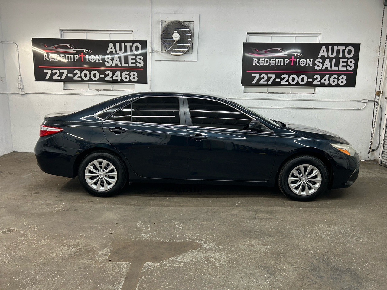 2015 Toyota Camry LE photo 2
