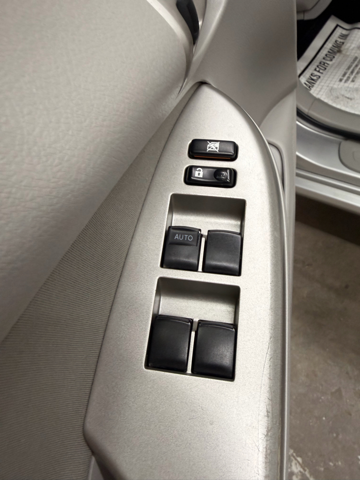 Toyota Corolla LE 4-Speed AT 2011