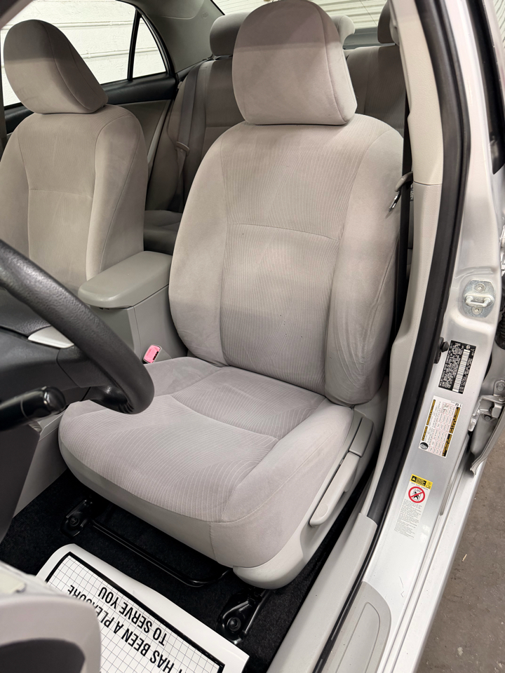 Toyota Corolla LE 4-Speed AT 2011