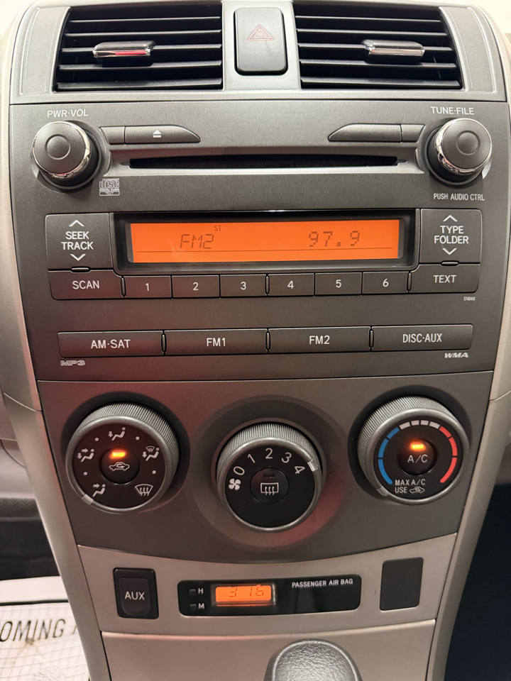 Toyota Corolla LE 4-Speed AT 2011