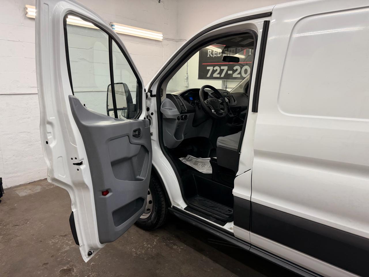 Ford Transit 250 Van Low Roof w/Sliding Pass. 148-in. WB 2015