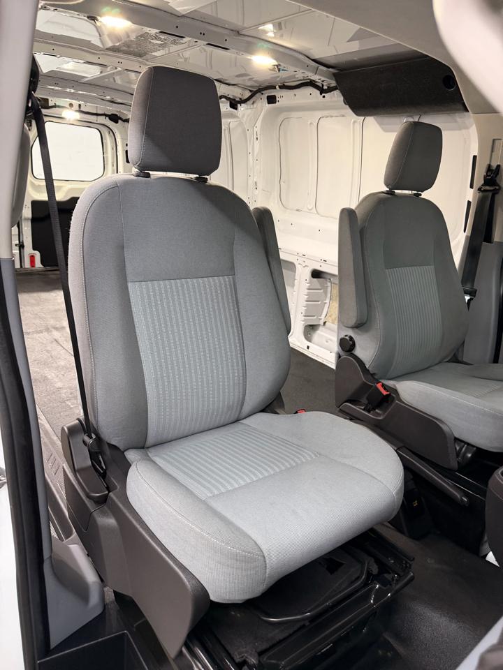 Ford Transit 250 Van Low Roof w/Sliding Pass. 148-in. WB 2015
