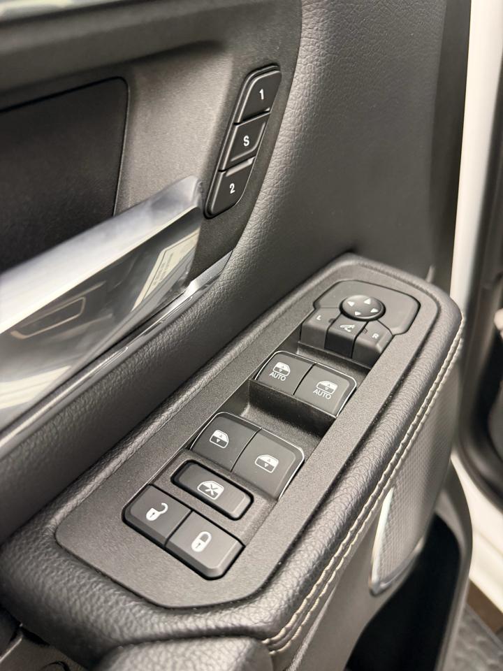 RAM 1500 Laramie Crew Cab SWB 4WD 2025