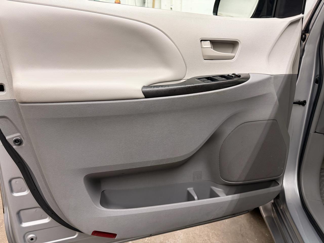 Toyota Sienna LE FWD 8-Passenger V6 2014