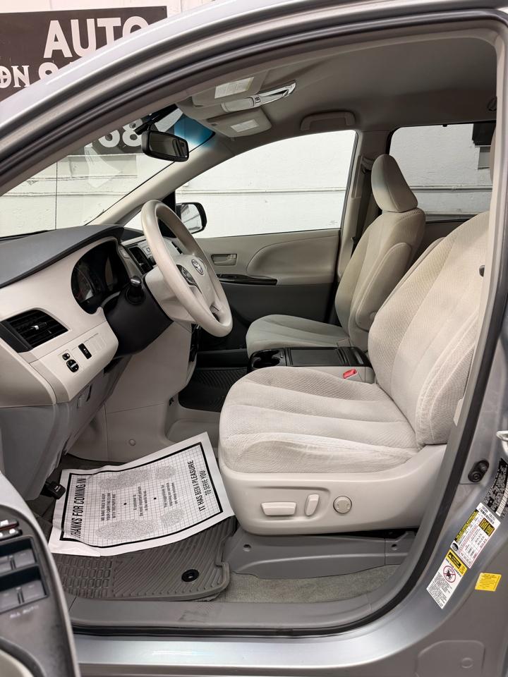Toyota Sienna LE FWD 8-Passenger V6 2014