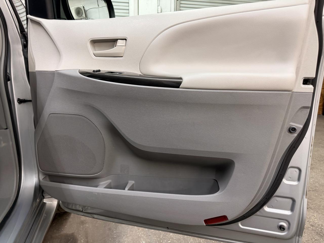 Toyota Sienna LE FWD 8-Passenger V6 2014