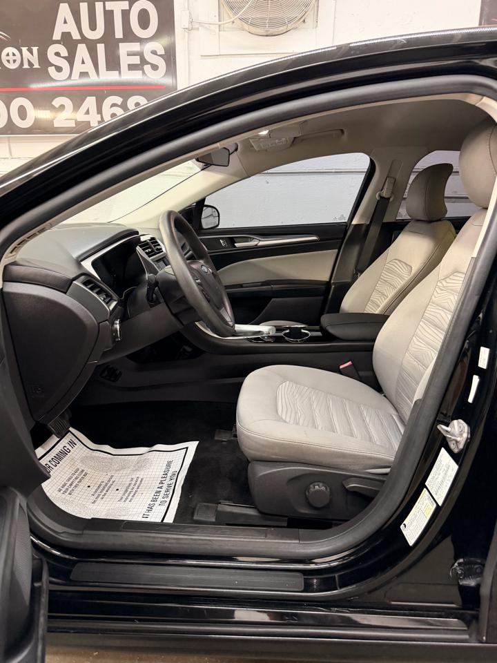 Ford Fusion S 2016