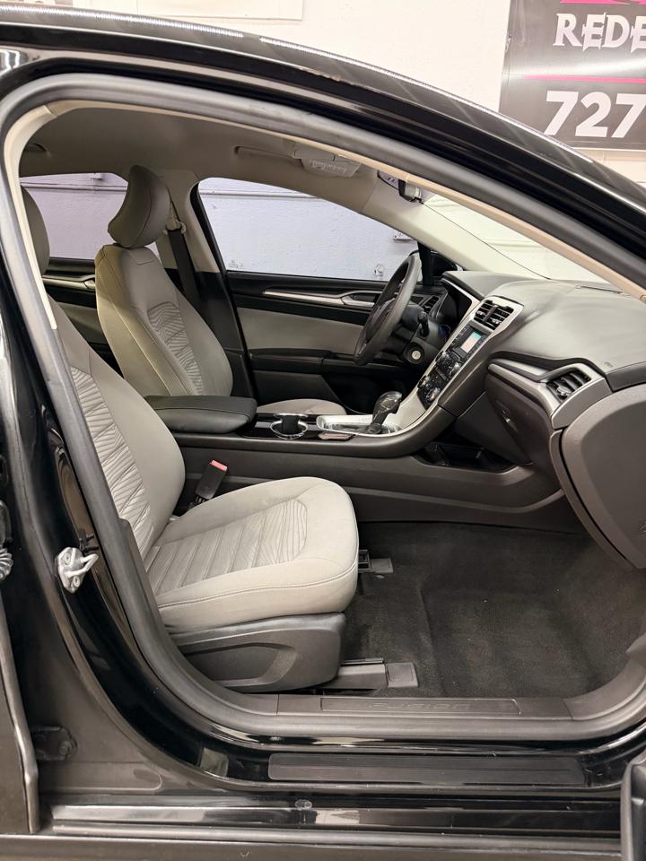 Ford Fusion S 2016