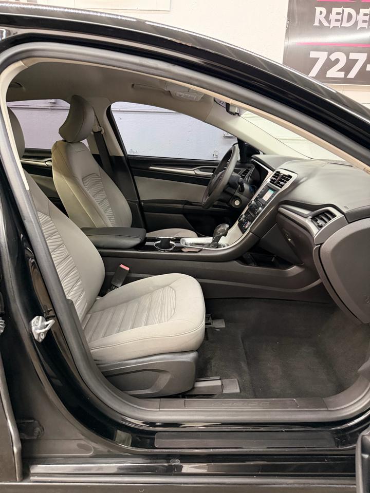 Ford Fusion S 2016