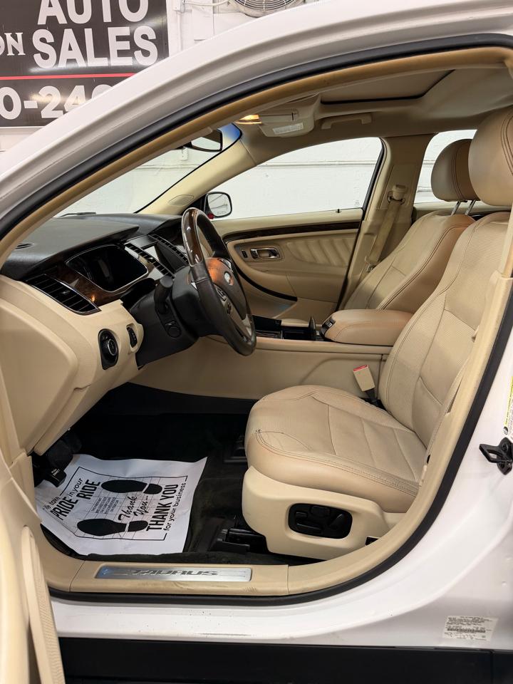Ford Taurus Limited FWD 2016