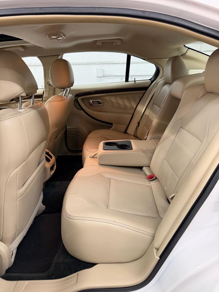 Ford Taurus Limited FWD 2016