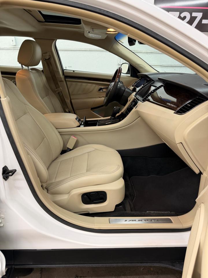 Ford Taurus Limited FWD 2016