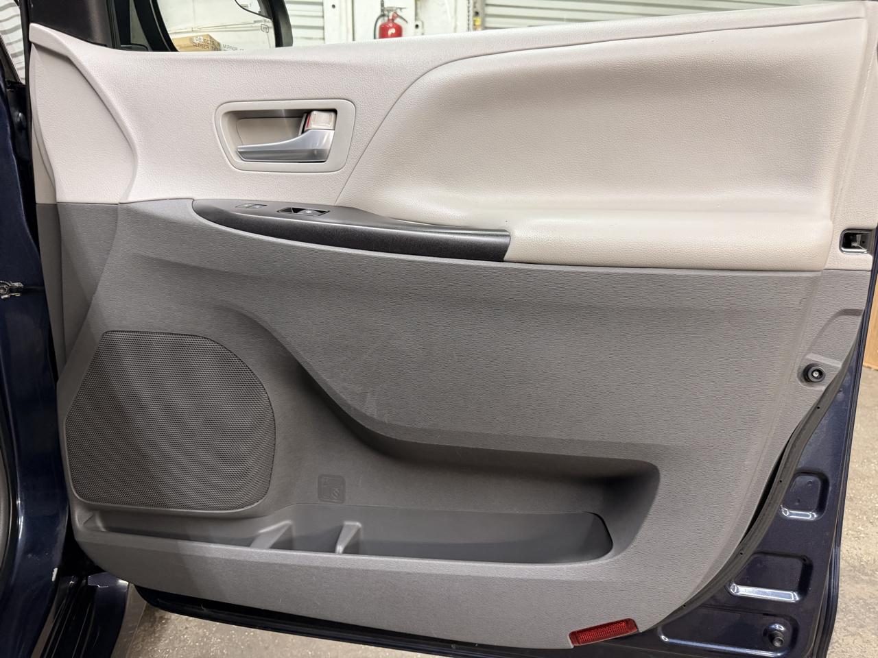 Toyota Sienna LE 8-Passenger 2018