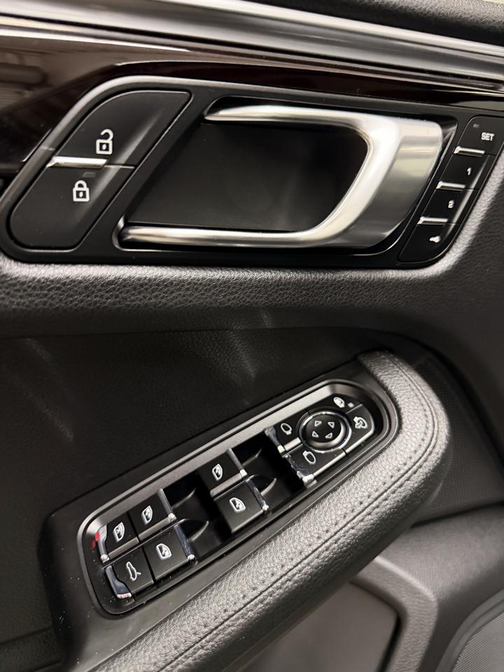 Porsche Macan Base 2021