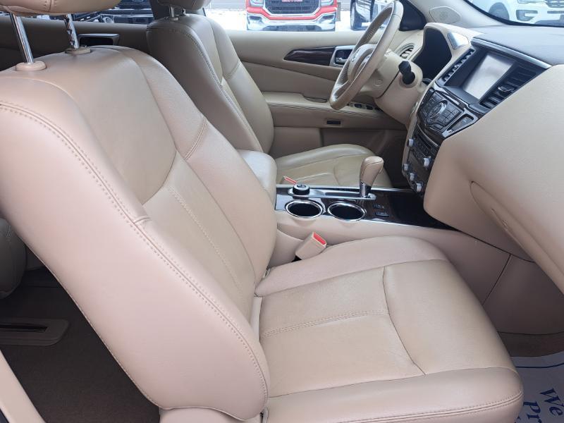 Nissan Pathfinder SV 4WD 2015