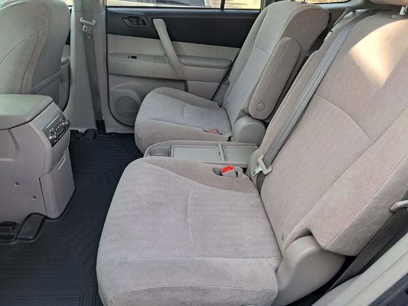 Toyota Highlander Base 4WD 2012