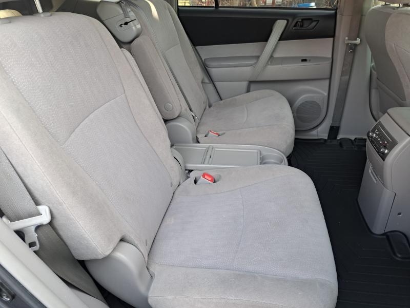 Toyota Highlander Base 4WD 2012