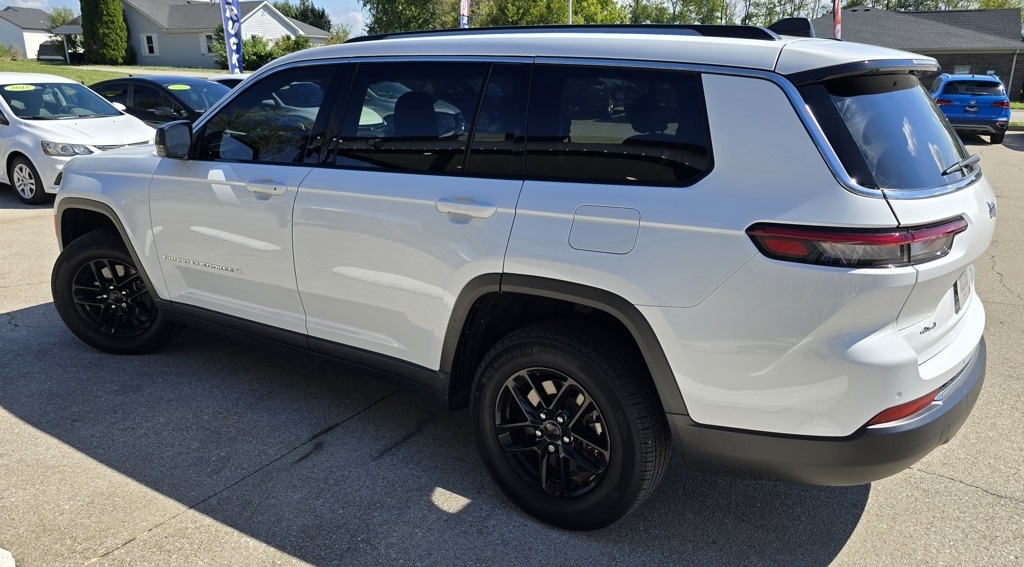 2023 Jeep Grand Cherokee Laredo photo 2