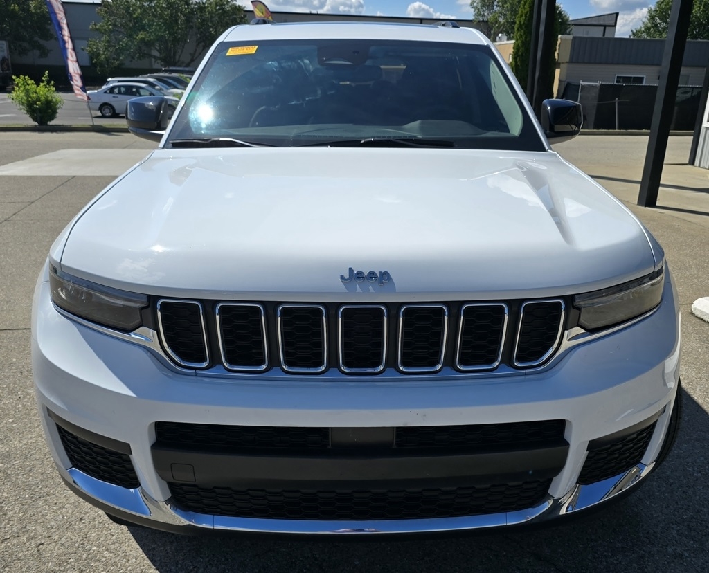 2023 Jeep Grand Cherokee Laredo photo 3