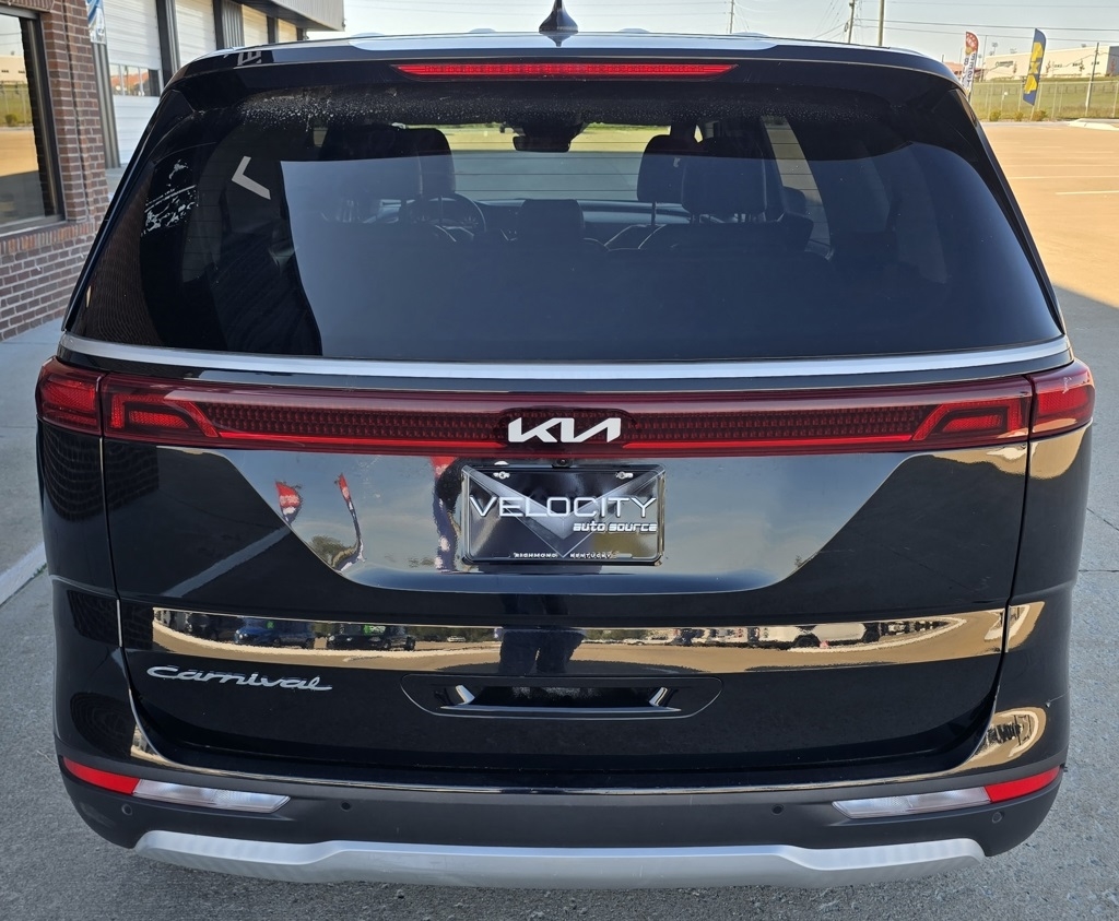 2022 Kia Carnival LX photo 3