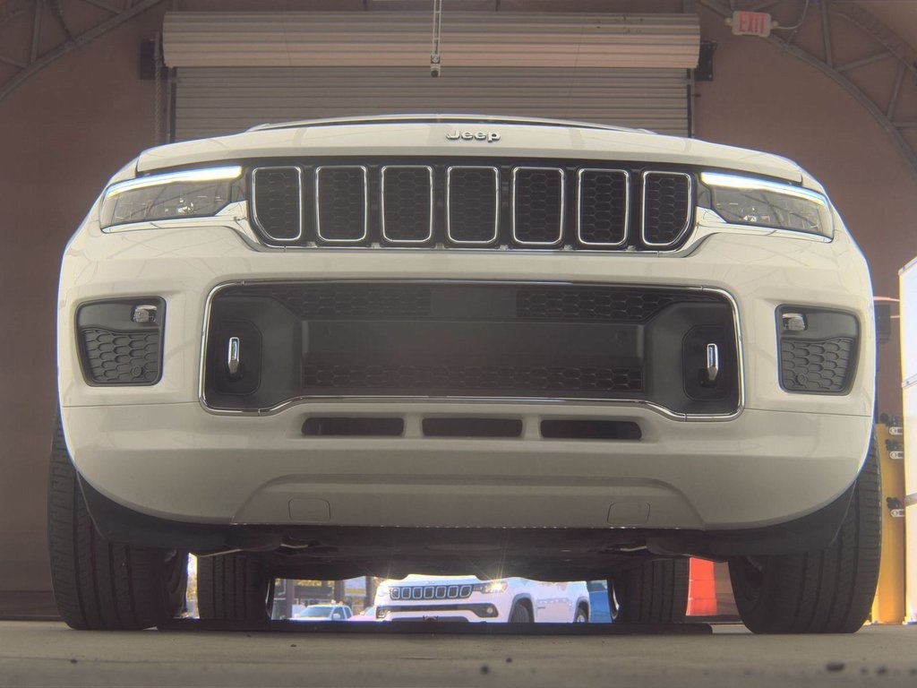 2021 Jeep Grand Cherokee Overland photo 3