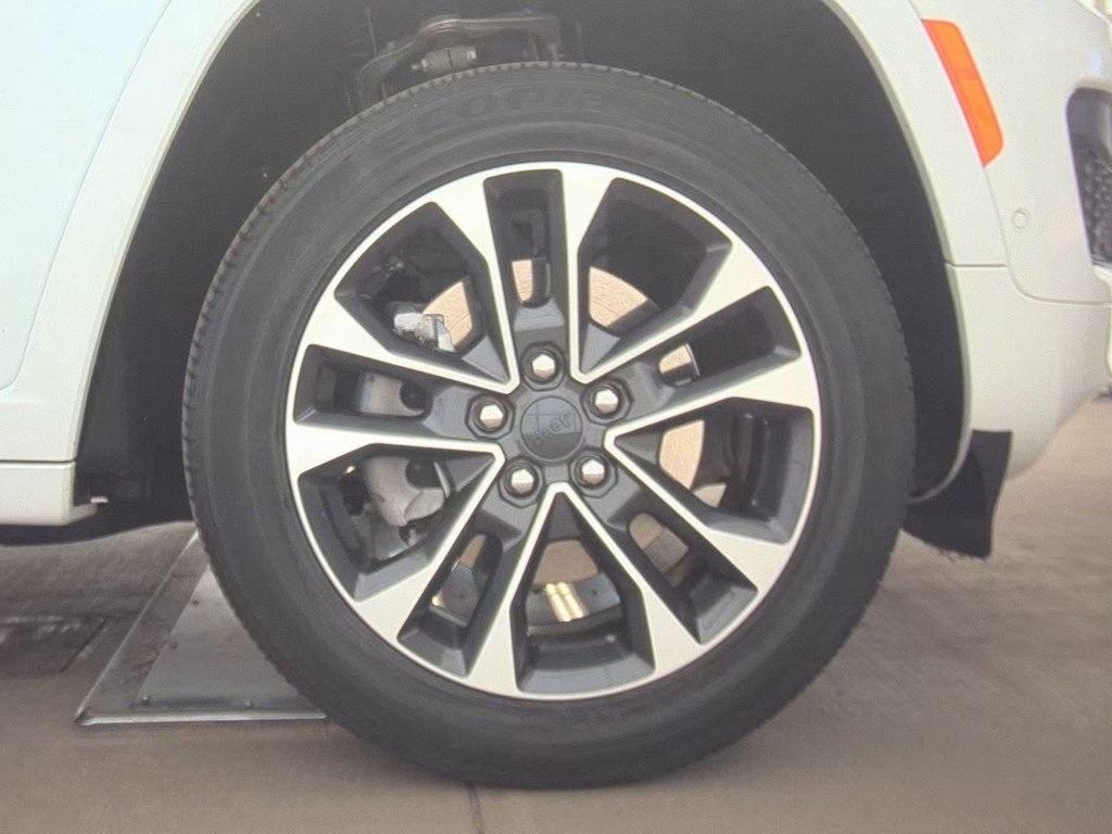 2021 Jeep Grand Cherokee Overland photo 4