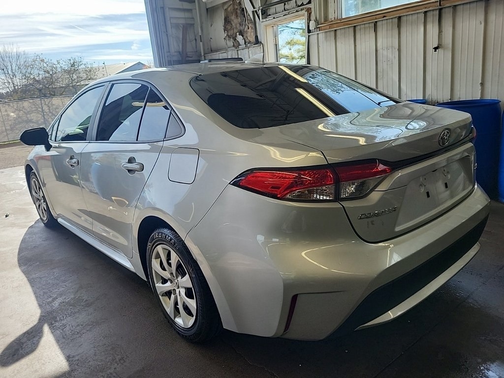 2022 Toyota Corolla LE photo 2